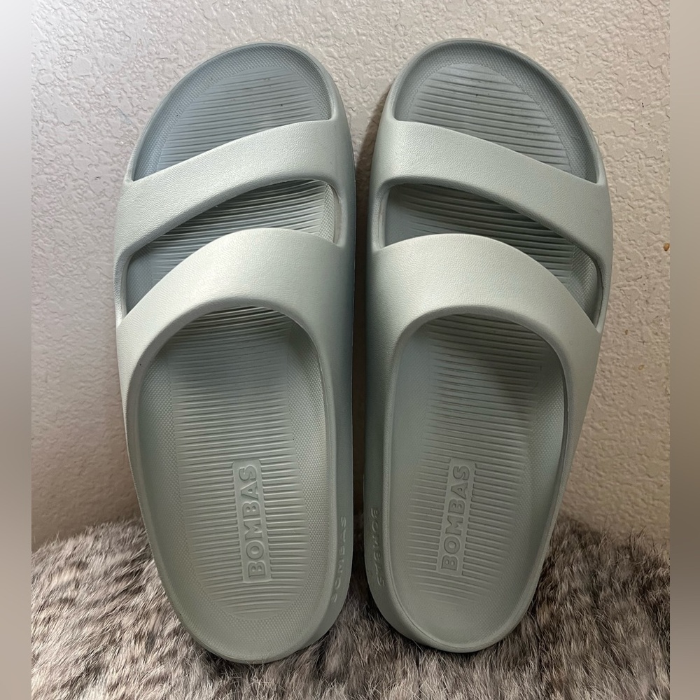Bombas slides. Women’s size 8 C.